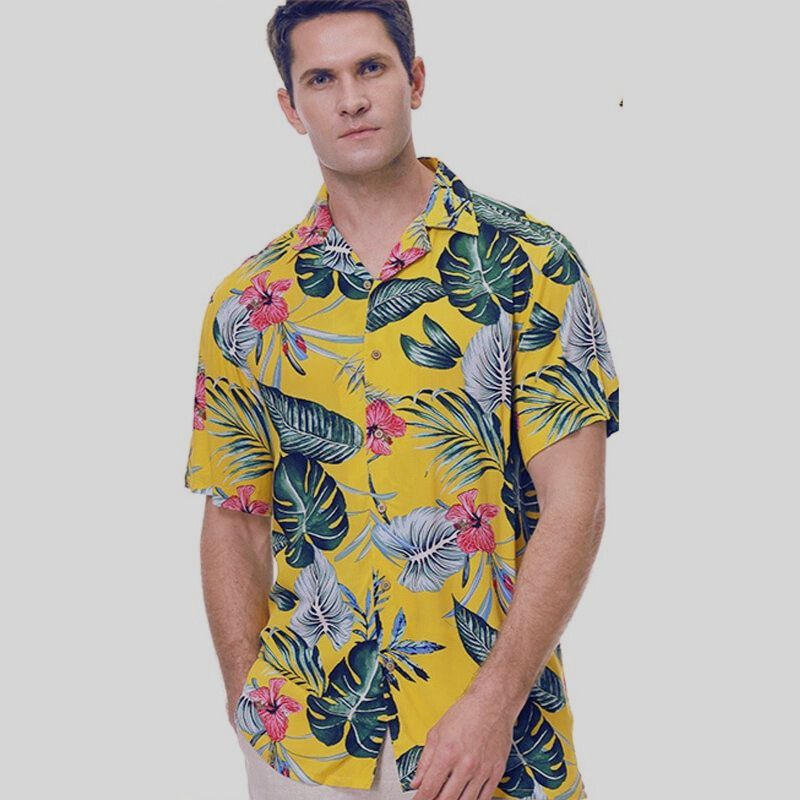 Stylisches Herren Kurzarm-Knopfhemd für den Sommer, lässig und atmungsaktiv am Strand.