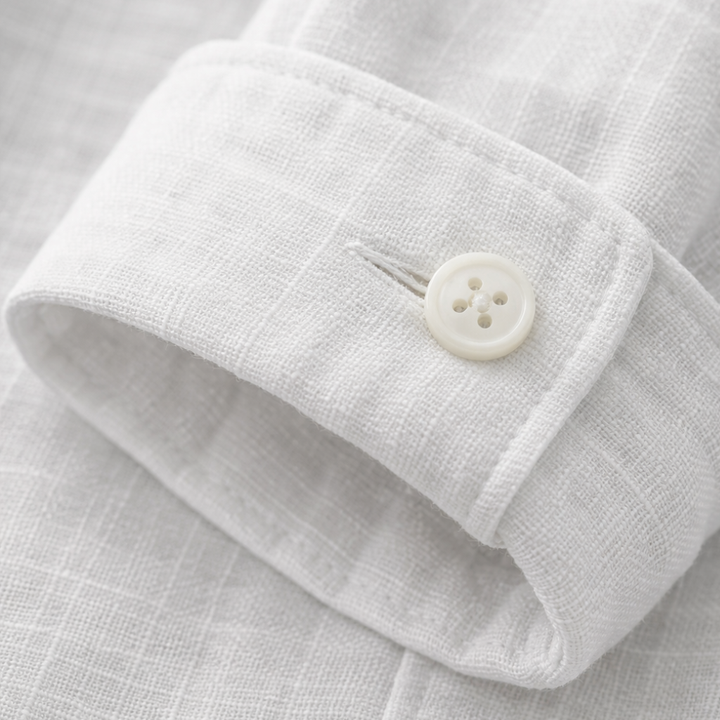 Nahaufnahme des Herren Button-Down Hemdes mit aufgerollten Ärmeln, ideal für warme Sommertage.