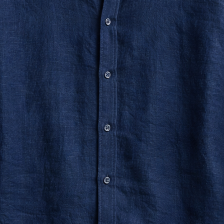 Helles Herren Sommerhemd, Button-Down mit Krempelärmeln, vielseitig kombinierbar für warme Tage.