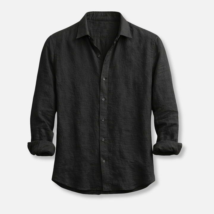 Lässig getragenes Herren Sommerhemd, Button-Down offen über T-Shirt, Krempelärmel für Freizeit.