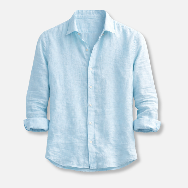 Sorgfältig gefaltetes Herren Sommerhemd, Button-Down mit Krempelärmeln, zeigt leichte Stoffqualität.