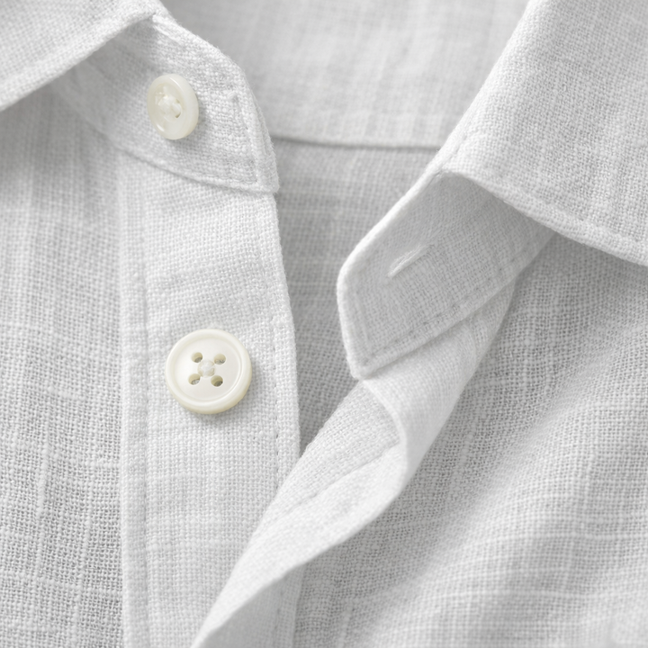 Mann trägt stilvolles Herren Sommerhemd, Button-Down mit Krempelärmeln, für eleganten Freizeitlook.