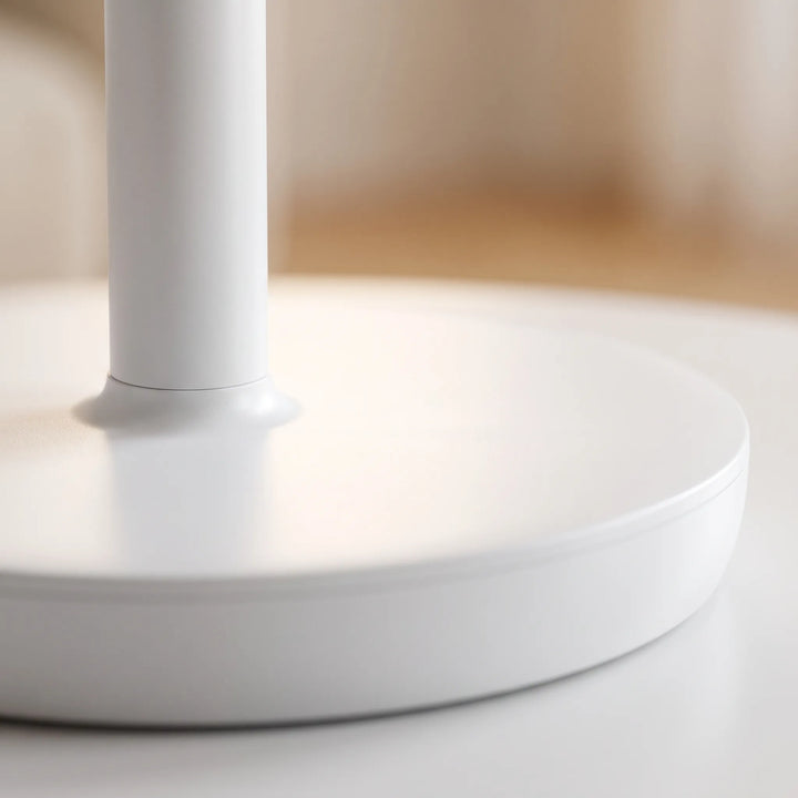 Höhenverstellbarer oszillierender Standventilator für flexible Kühlung im Sommer. Mit Fernbedienung.