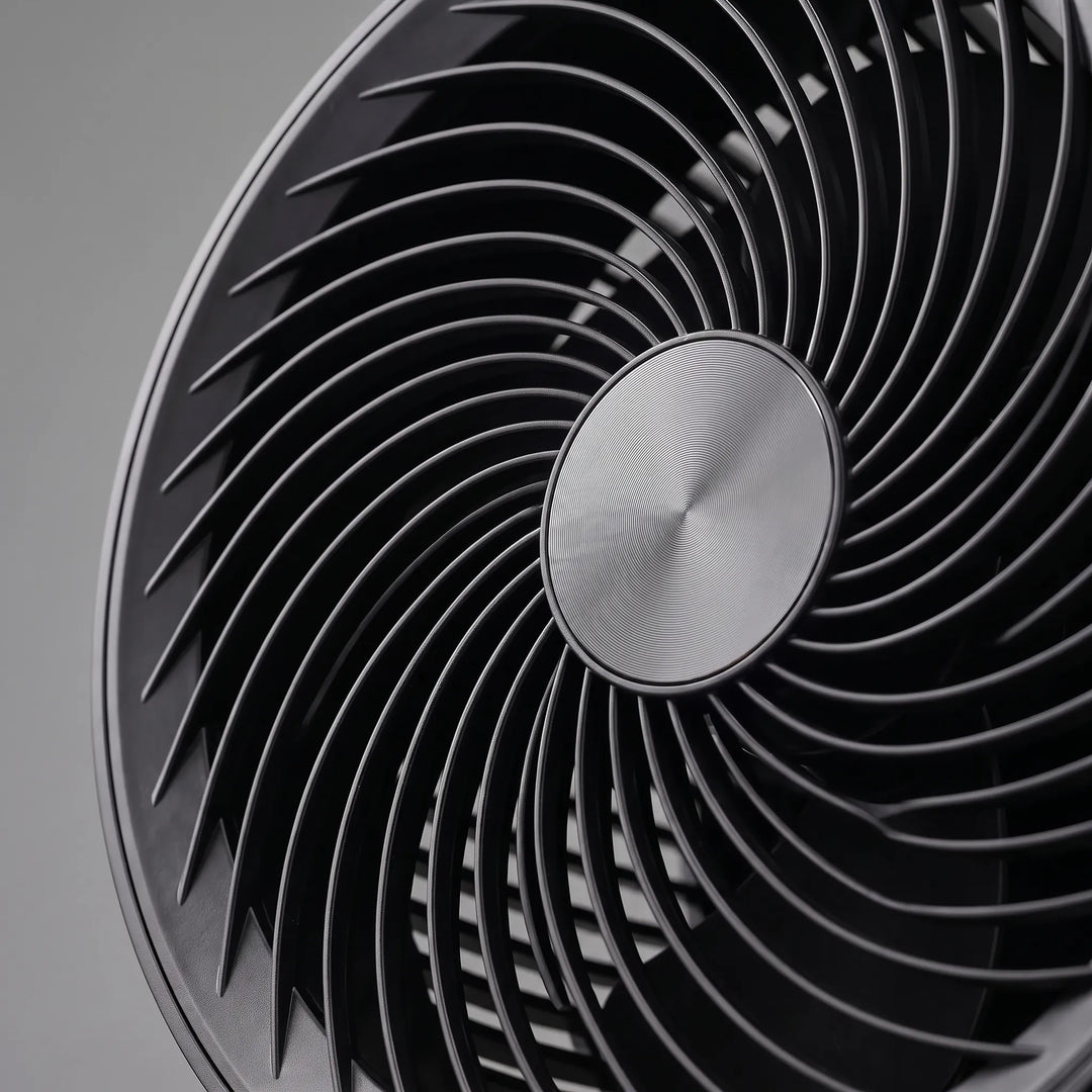 Leistungsstarker, leiser Tischventilator für eine erfrischende Brise im Büro oder zu Hause im Sommer.