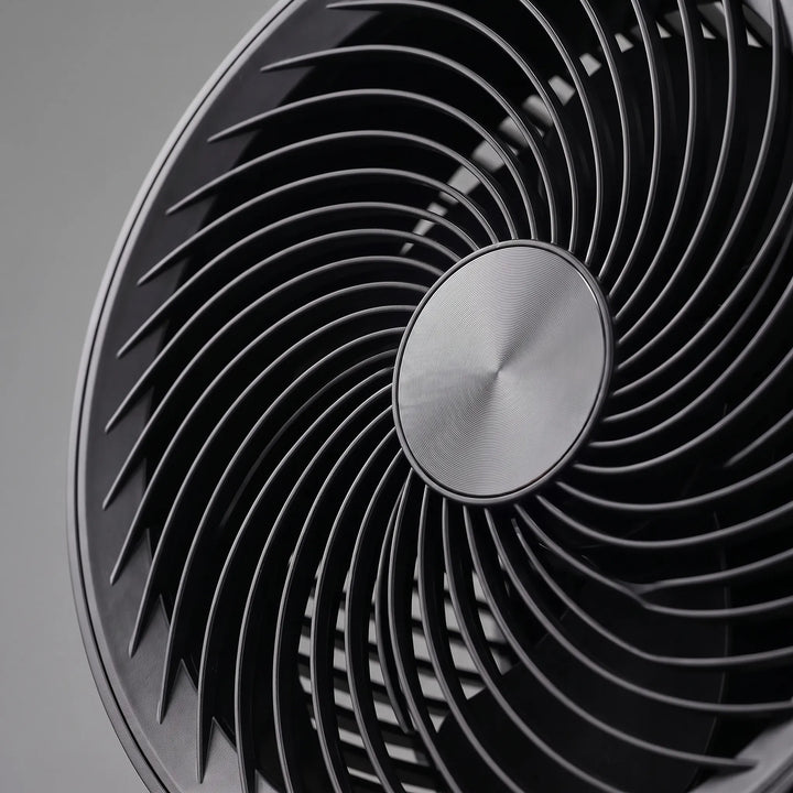 Leistungsstarker, leiser Tischventilator für eine erfrischende Brise im Büro oder zu Hause im Sommer.