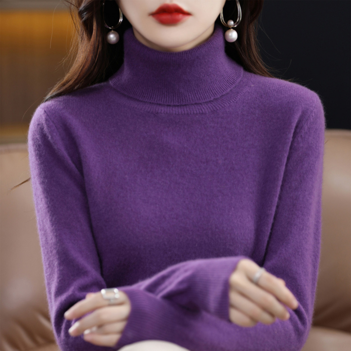 Detailaufnahme des Rollkragens am Damen Pullover Elena, zeigt das warme und modische Design für kalte Tage.