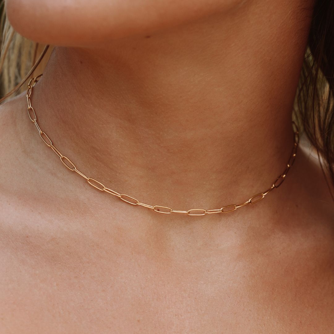 Elegante goldene Paperclip Halskette für Damen. Robuste Gliederkette aus wasserfestem, hypoallergenem Edelstahl.