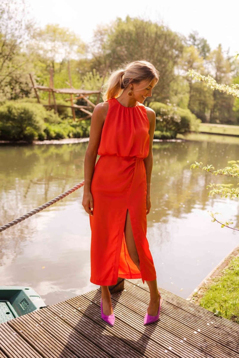 Elegantes, fließendes Damen Midikleid mit hohem Halsausschnitt, ärmellos, perfekt für einen stilvollen Sommer.
