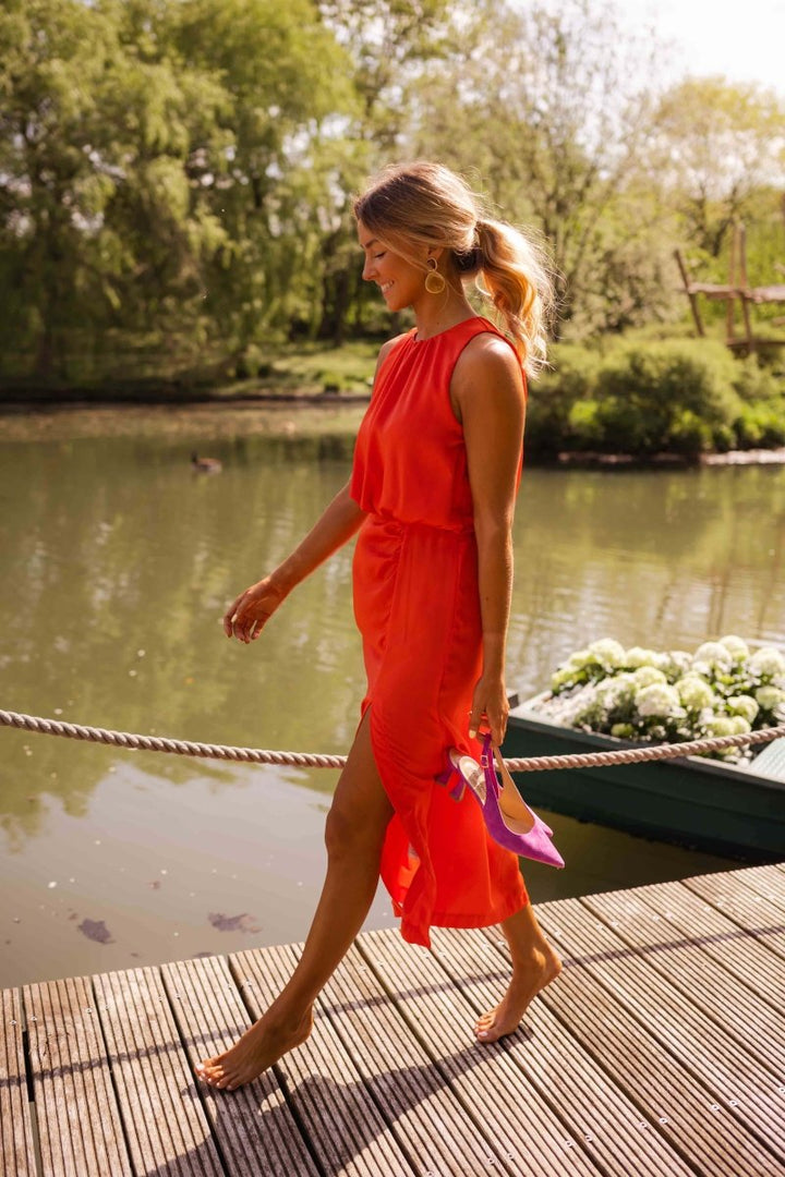 Fließendes gelbes Sommerkleid mit hohem Halsausschnitt, bequem und stilvoll für Urlaub und Alltag.