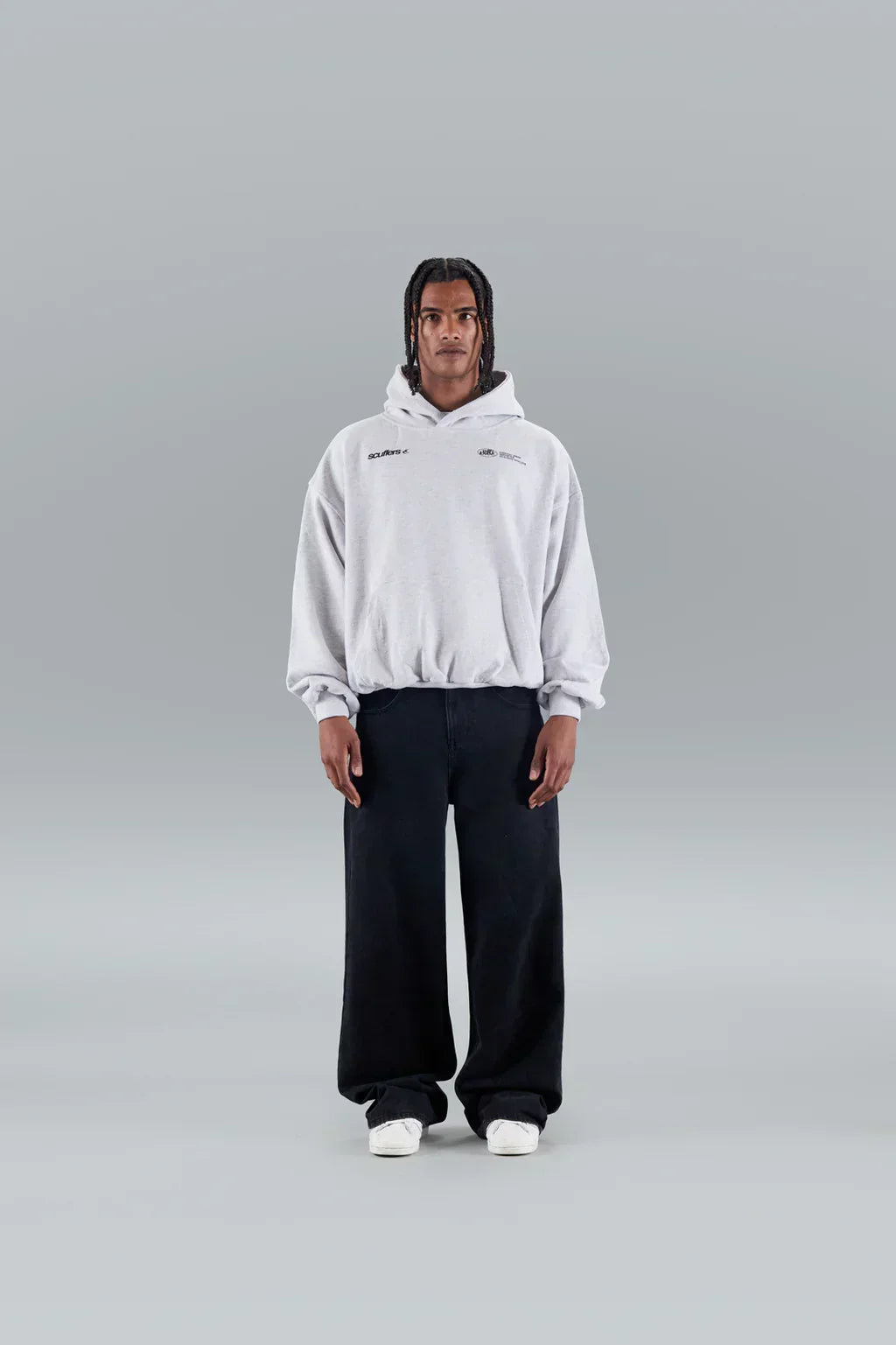 Moderner Damen-Hoodie, ein Essential für stylische Casual-Outfits.