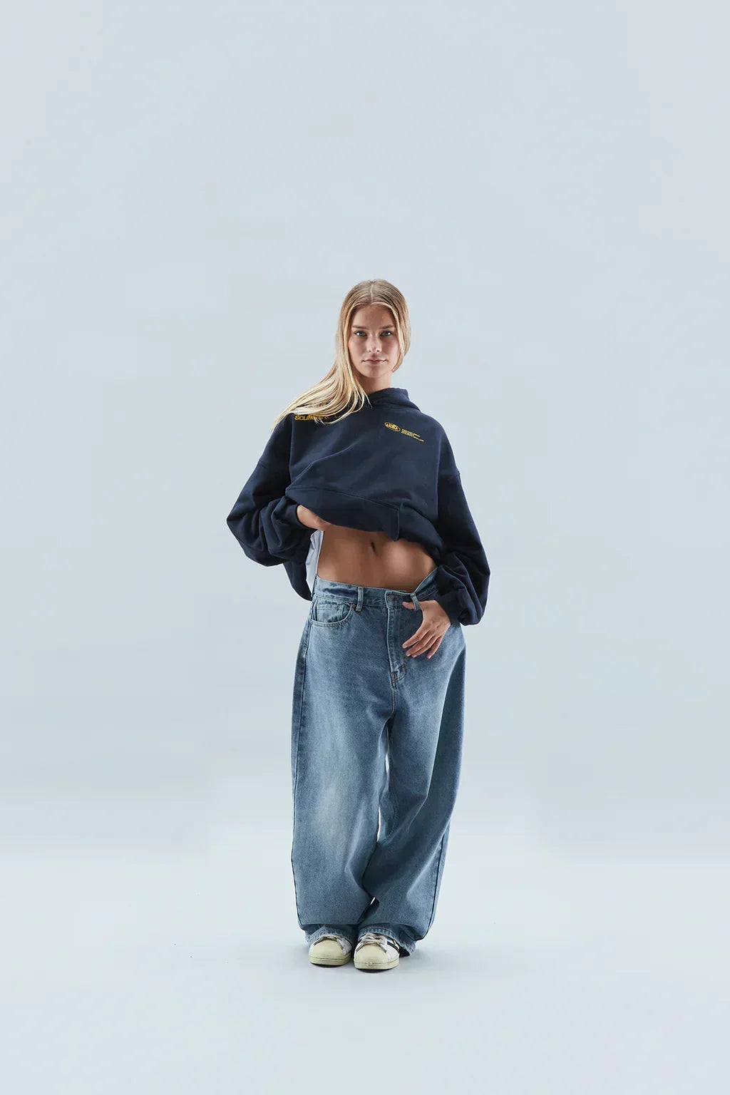 Moderner Damen-Pullover mit Kapuze für entspannte Casual-Outfits.