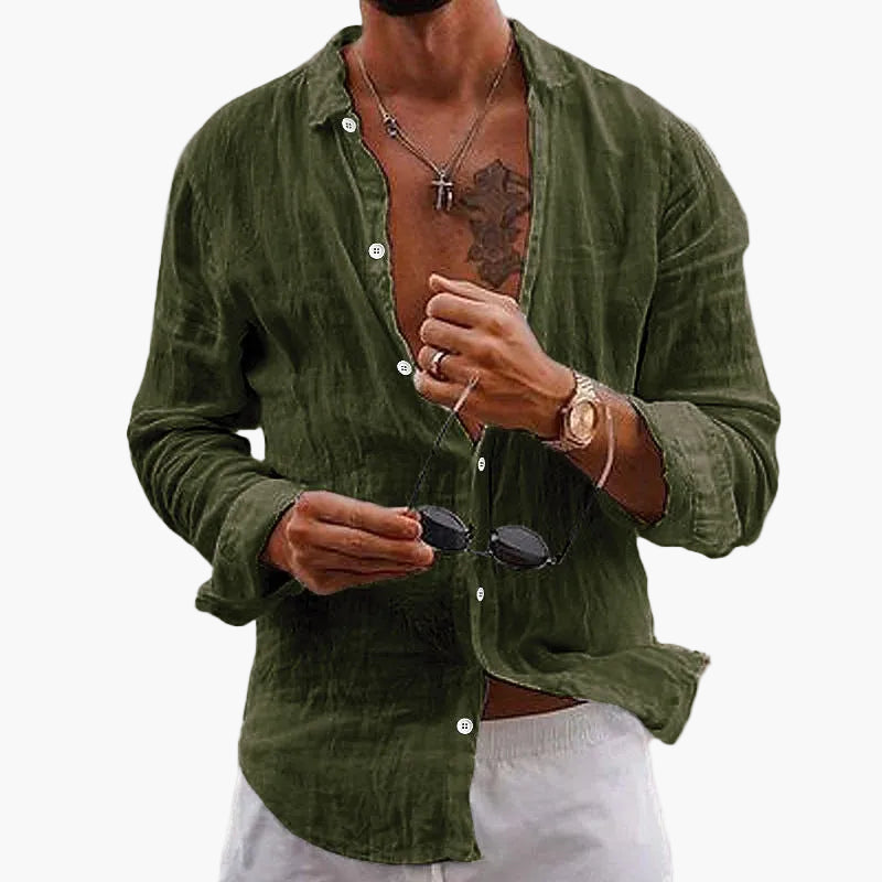Mann im luftigen Button-Down Herren-Sommerhemd, entspannt & stilvoll für heiße Tage.