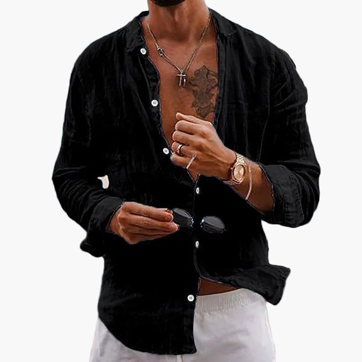 Mann trägt lässiges Herren-Sommerhemd, entspannter Stil für Freizeit, Strand & Urlaub.