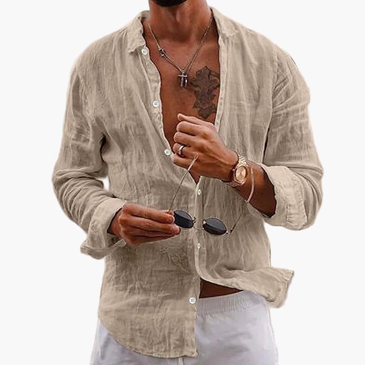 Ärmeldetail des luftigen Herren-Sommerhemdes, Button-Down, für entspannte Strandmode.