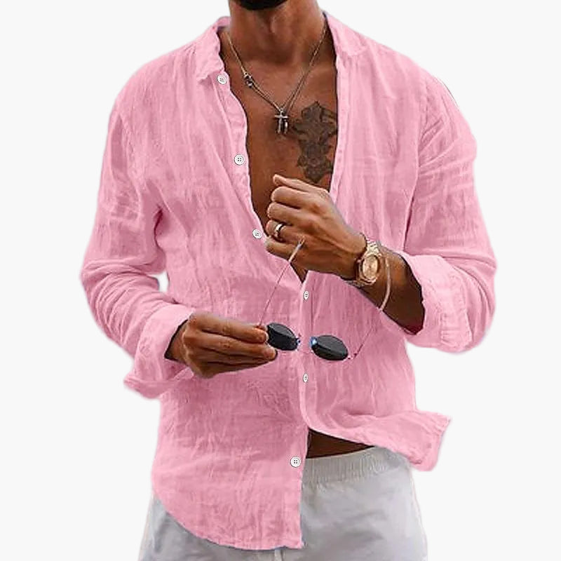 Offener Kragen am Herren-Sommerhemd, Button-Down, für lockeren, luftigen Urlaubs-Look.