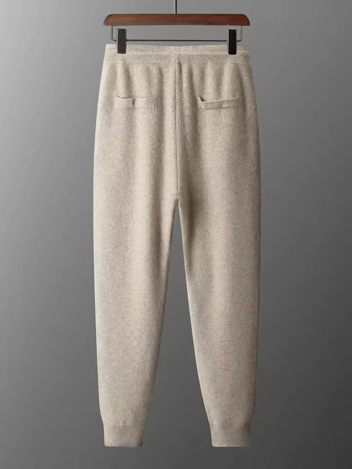 Komfortabler Herren Trainingsanzug aus reiner Wolle. Luxuriöses Set für entspannte Tage, Freizeitmode & Loungewear.