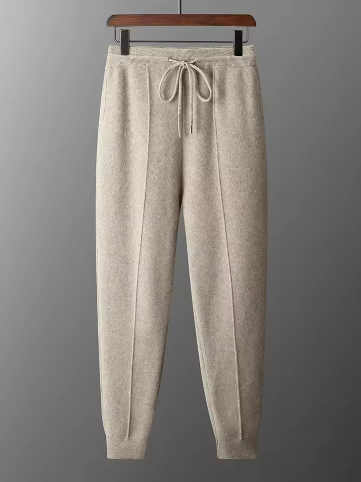 Eleganter Herren Trainingsanzug mit Pullover & Hose aus reiner Wolle. Stilvolle Freizeitmode für Männer im Herbst/Winter.