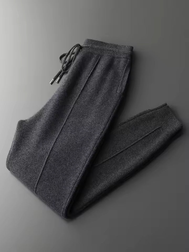 Moderner Herren Trainingsanzug aus warmer reiner Wolle. Komfortables Set für kalte Tage, Loungewear & Freizeitmode.