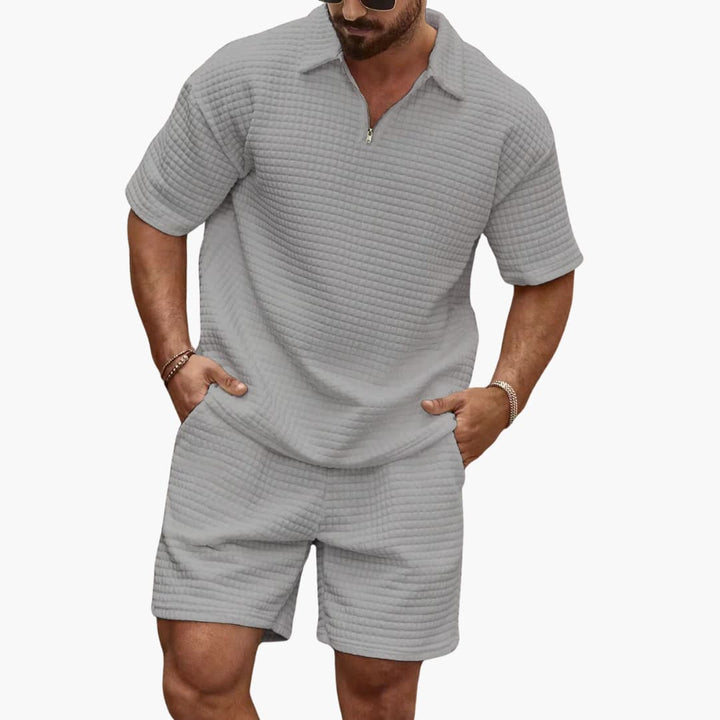 Hochwertiges Herren Freizeit-Outfit, zweiteilig, kurzärmlig und stilvoll für Komfort und Entspannung.