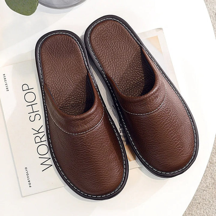Neutrale, klassische Unisex Pantoffeln, die zu jedem Zuhause-Outfit passen und Komfort bieten.