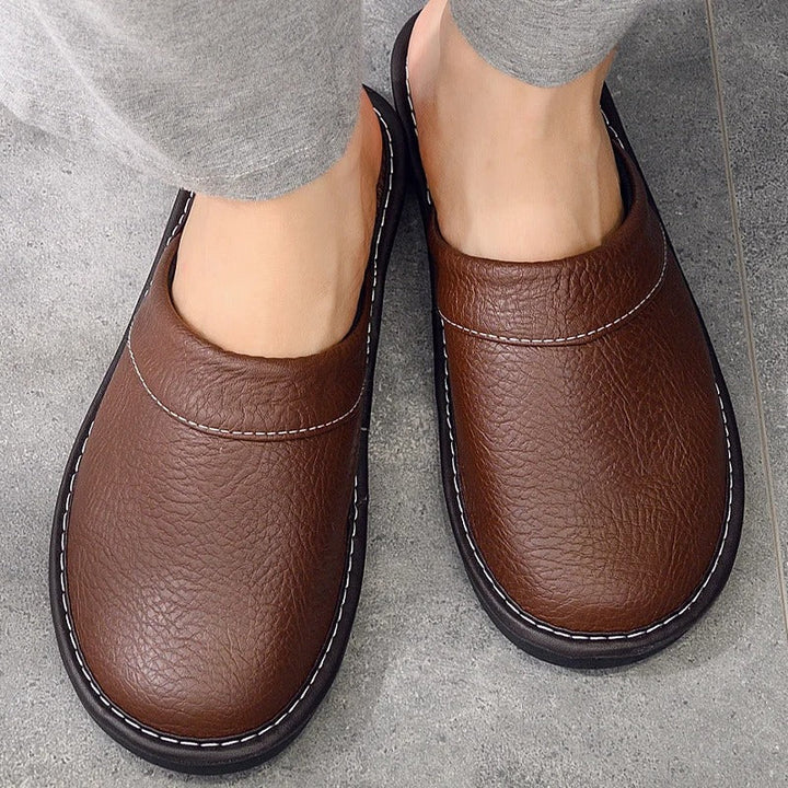 Klassische Unisex Pantoffeln für gemütlichen Komfort zuhause, weich und bequem.