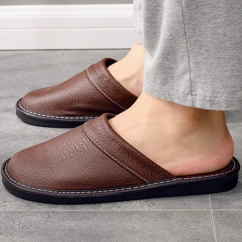 Weiche, klassische Unisex Hausschuhe bieten entspannten Komfort, ideal für den ganzen Tag zuhause.