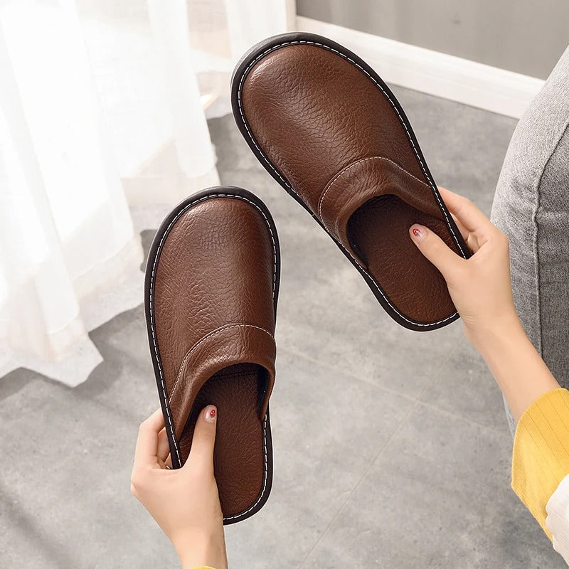 Stylische, klassische Unisex Pantoffeln in zeitlosem Design für gemütliche Stunden zuhause.