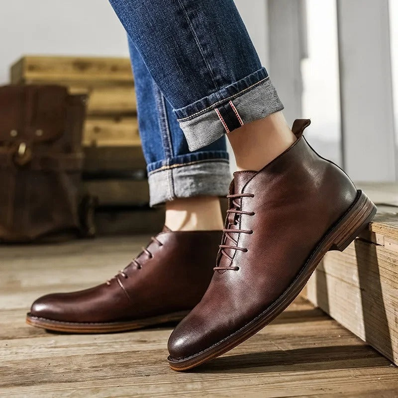 Braune elegante Herrenstiefel, vielseitig für Business und Casual Outfits.