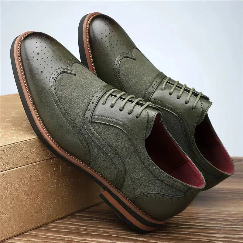 Ein Paar zweifarbige Herren Oxford Brogues. Elegante Business-Schnürschuhe, die Stil und Komfort vereinen.