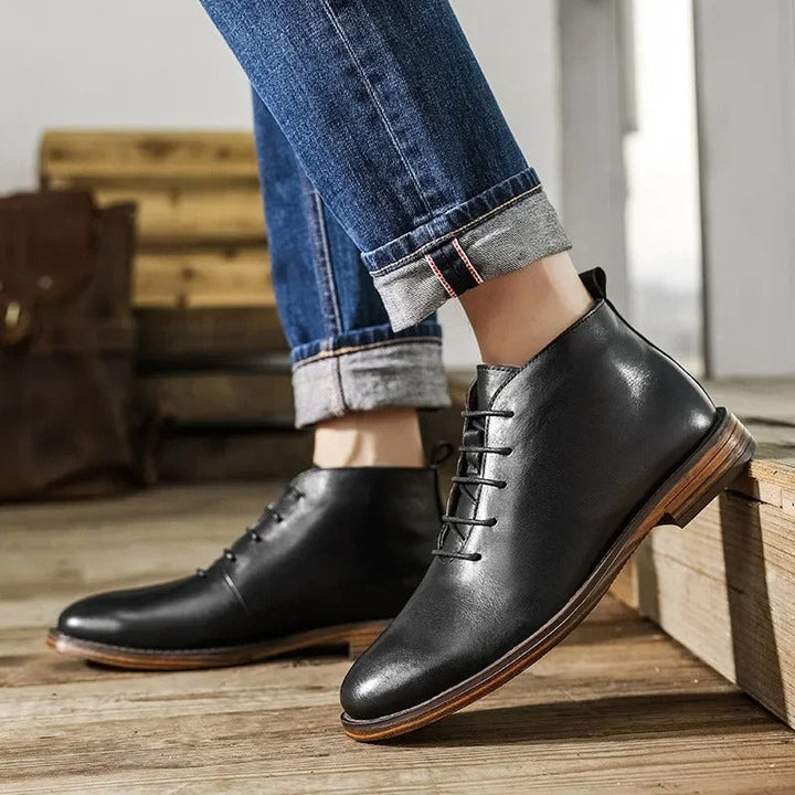 Profilansicht der schwarzen Business Herrenstiefel, elegant und komfortabel.