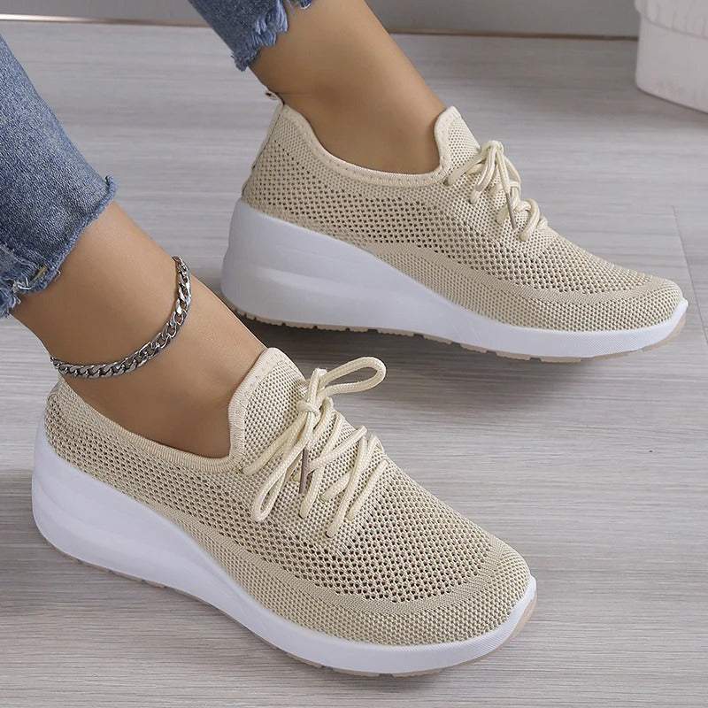 Damen Plateau Sneaker mit eleganter Keilsohle für Komfort und Stil. Trendige Alltagsschuhe für Frauen.