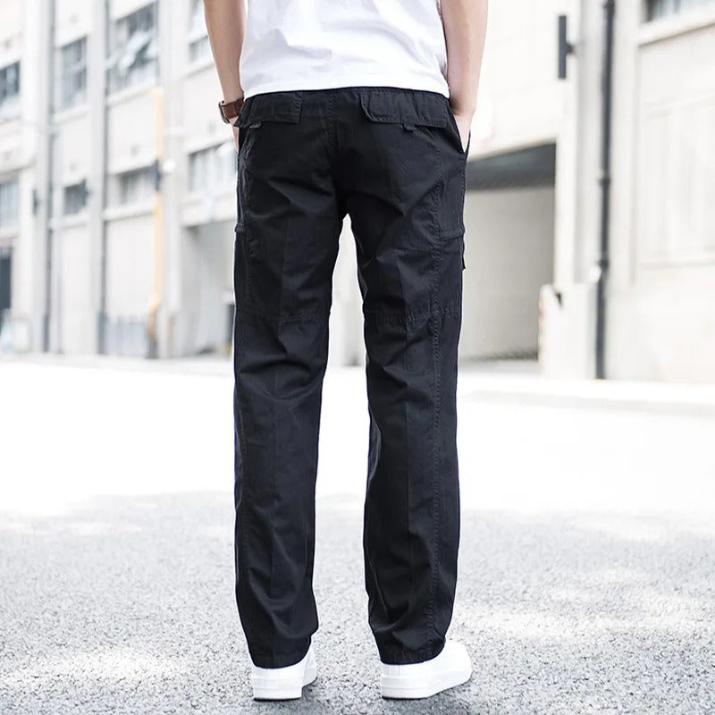 Moderne Herren Cargohose in Dunkelblau mit geräumigen Seitentaschen; perfekt für Casual Looks & Streetwear.