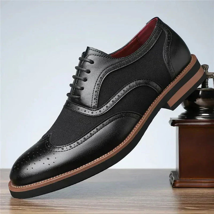 Von oben: Zweifarbige Herren Oxford Brogues. Elegante Business-Schnürschuhe mit klassischem Design für formelle Outfits.