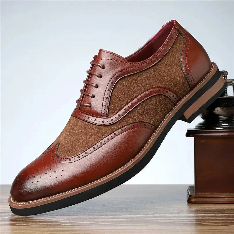 Nahaufnahme des eleganten Leders der zweifarbigen Herren Oxford Brogues. Stilvolle Business-Schnürschuhe.
