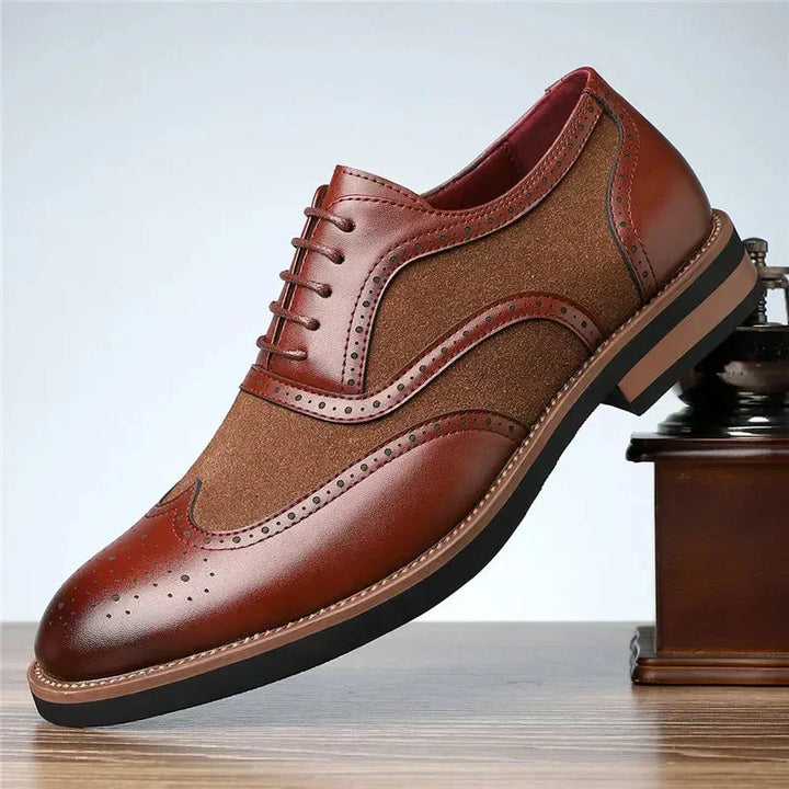 Nahaufnahme des eleganten Leders der zweifarbigen Herren Oxford Brogues. Stilvolle Business-Schnürschuhe.