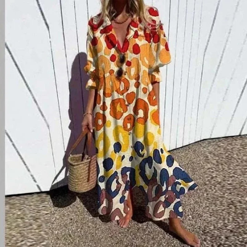 Modell trägt fließendes geblümtes Damen Maxikleid. Elegant und leicht, perfekt als Sommerkleid für den Urlaub.