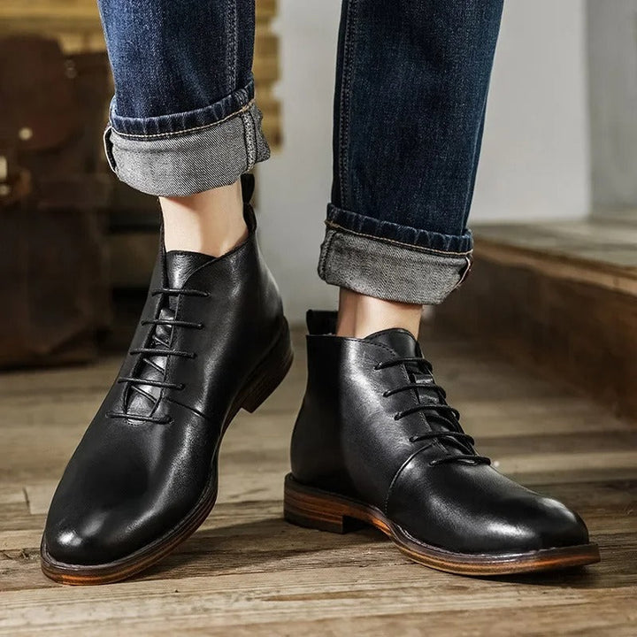 Dunkelbraune elegante Herrenstiefel, bequem und rutschfest für jeden Anlass.