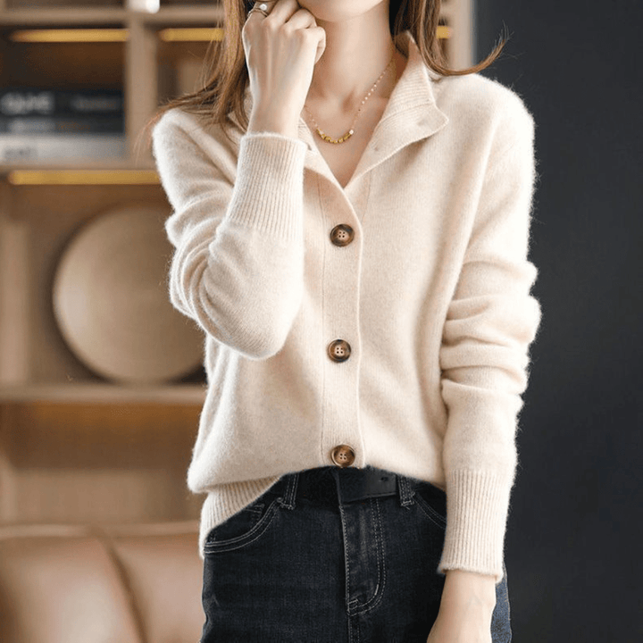 Eleganter, kurzer Damen Cardigan mit Knopfleiste, vielseitig kombinierbar für lässige oder Büro-Outfits.