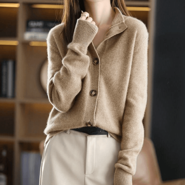 Moderner, kurzer Damen Cardigan mit Knöpfen, perfekt als vielseitige Strickjacke für den Büro-Look.