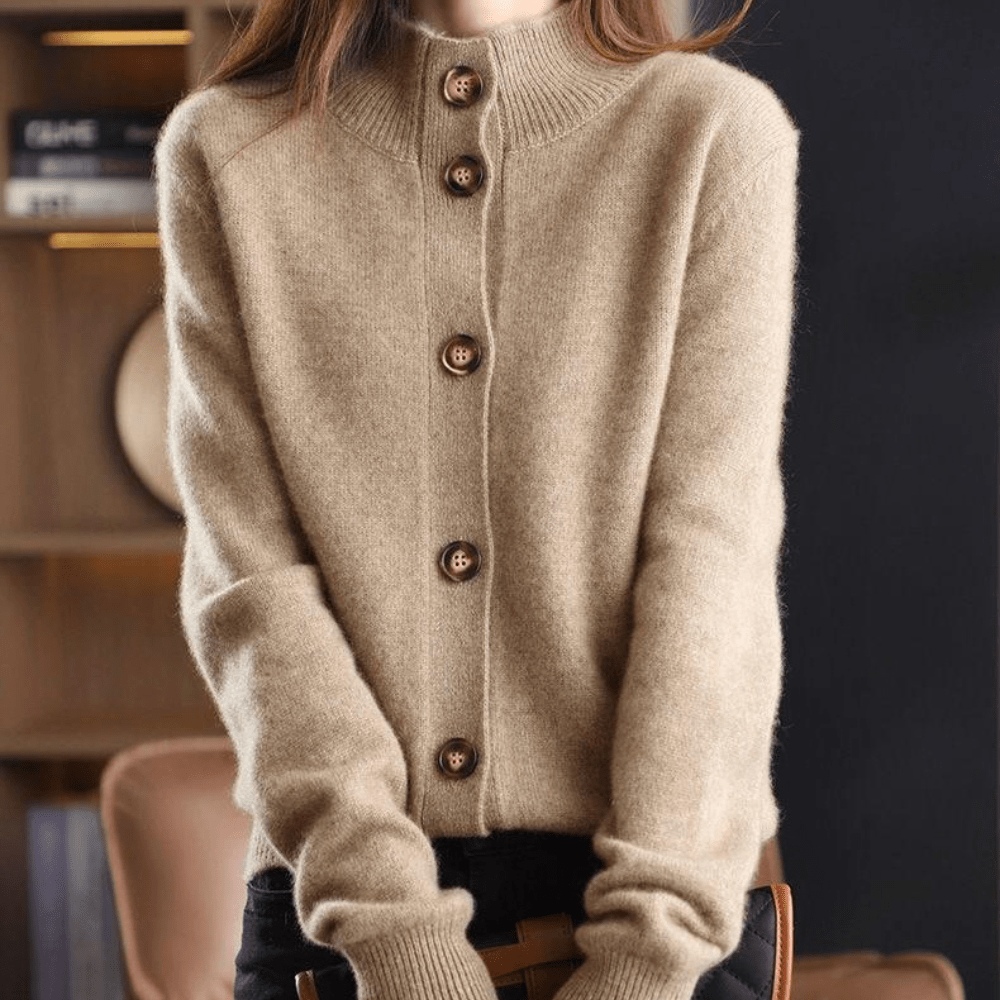 Lässiger kurzer Damen Cardigan, eine schicke Strickjacke mit Knopfleiste für vielseitige Damenmode.