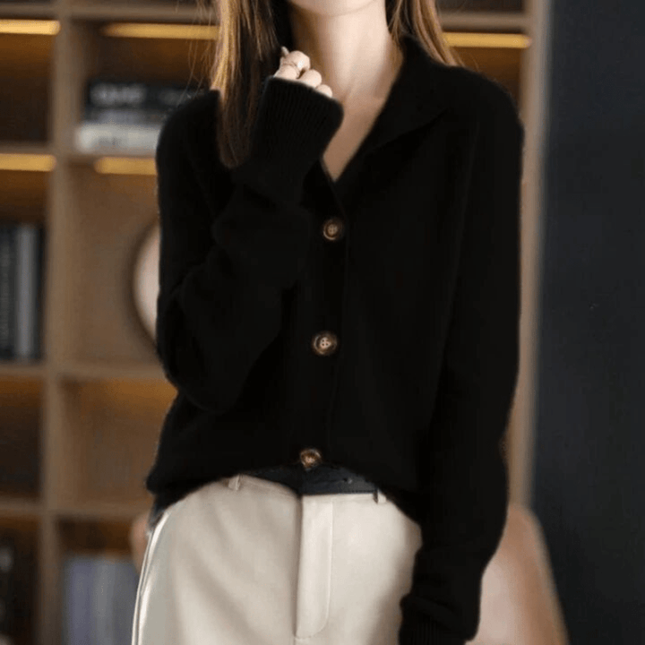 Vielseitiger Damen Cardigan, kurz und elegant, eine Strickjacke mit Knopfleiste für moderne Büro-Looks.