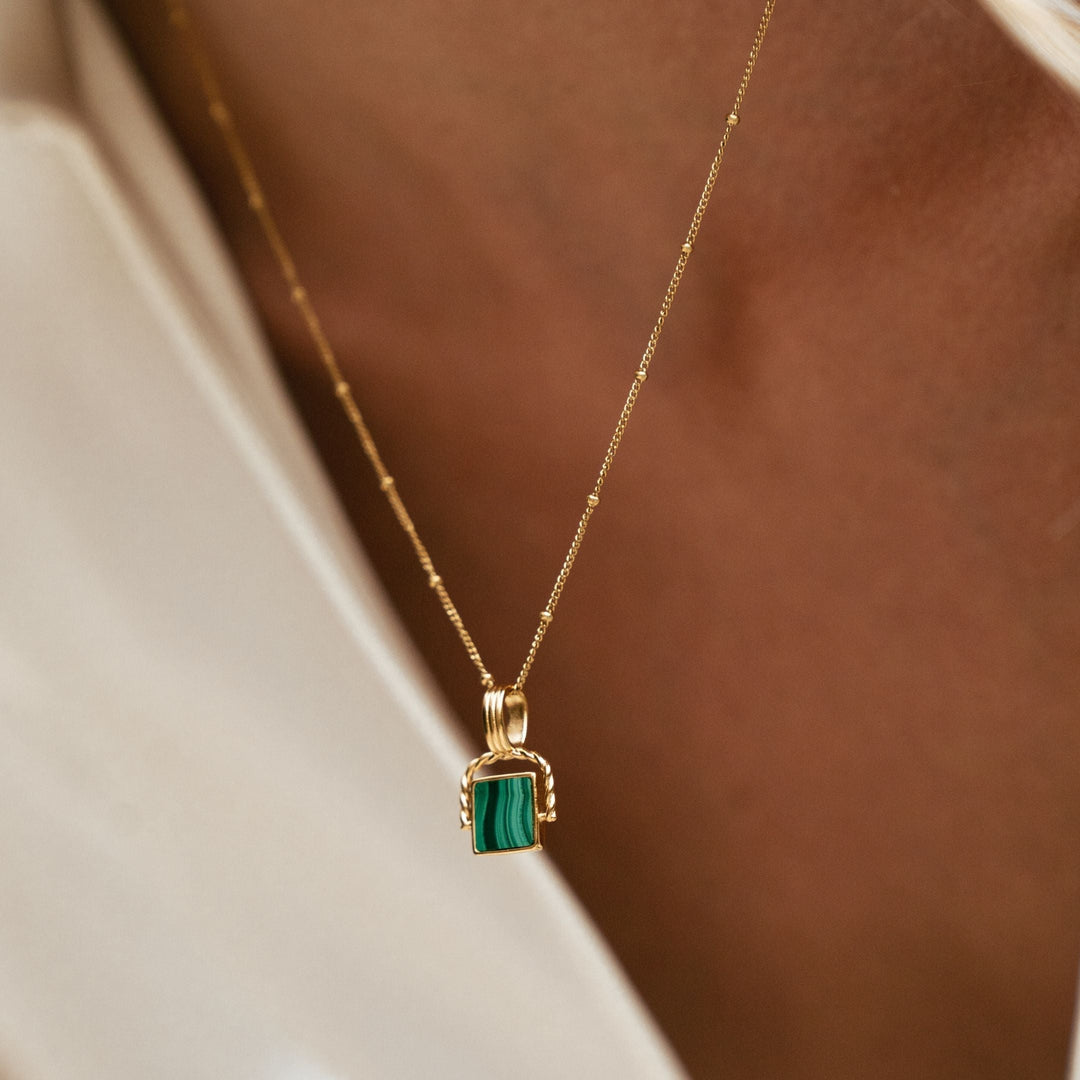 Elegante wasserdichte Goldkette für Damen mit grünem Malachit Anhänger, hypoallergener Edelstein Schmuck.