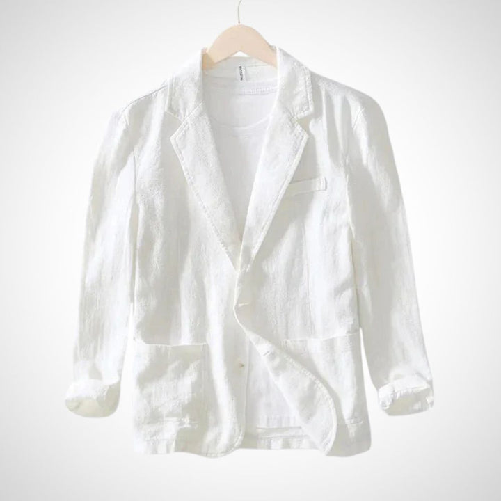 Mann trägt leichten, eleganten Herrenblazer 'Julian' in lässigem Look, geeignet für Sommerabende.