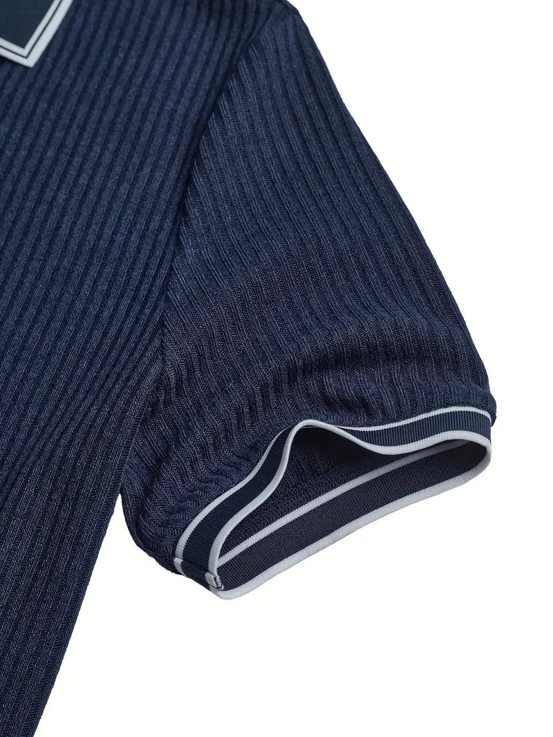 Himmelblaues Herren Sommer Polohemd, gerippt, kurzärmlig, atmungsaktiv & elegant.