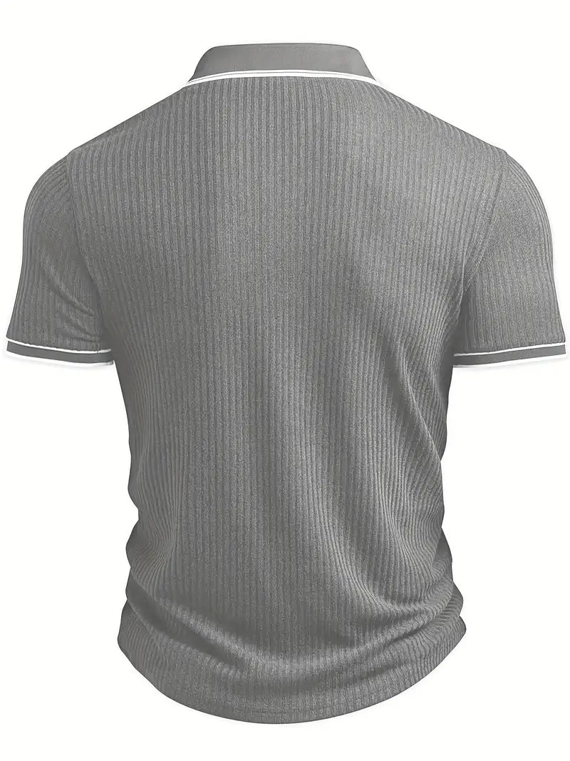 Graues Herren Polohemd, gerippt, kurzärmlig, bequem für Smart Casual Looks.