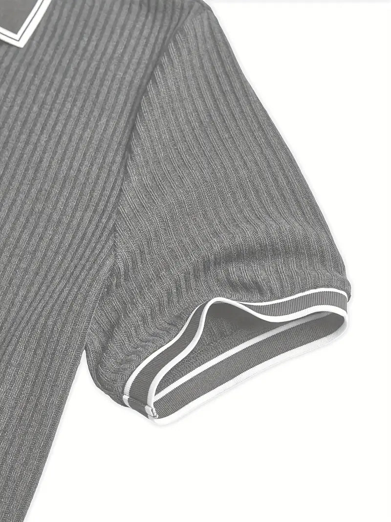 Himmelblaues Herren Kurzarm-Polohemd, stilvoll & komfortabel, ideal für den Sommer.