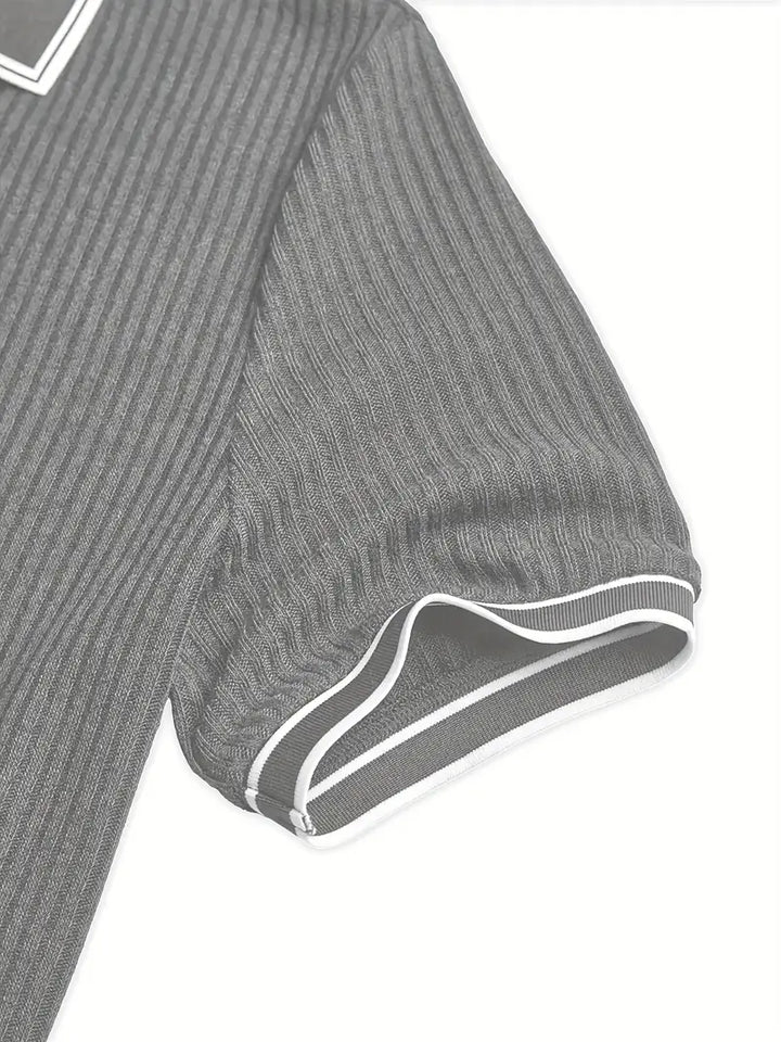 Himmelblaues Herren Kurzarm-Polohemd, stilvoll & komfortabel, ideal für den Sommer.