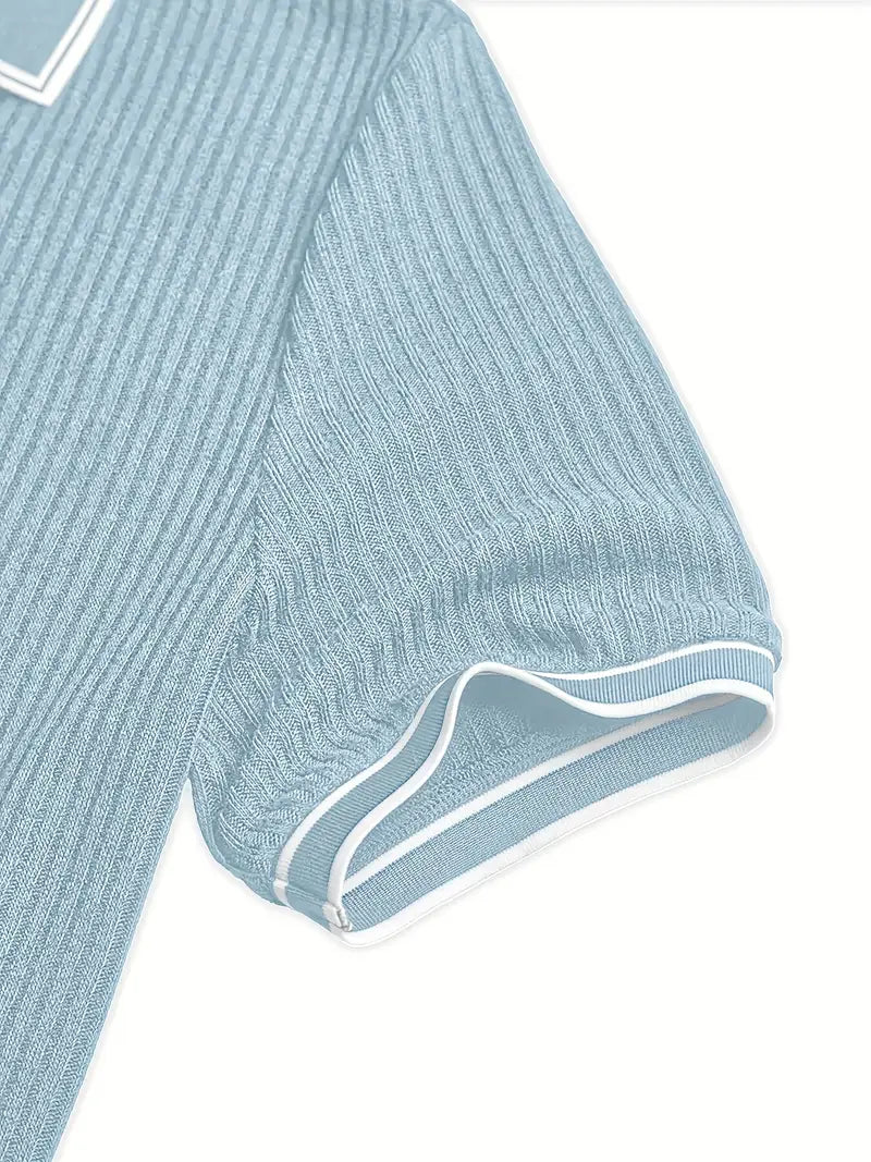Himmelblaues Herren Polohemd, elegant, kurzärmlig, ideal für Freizeit & Büro.