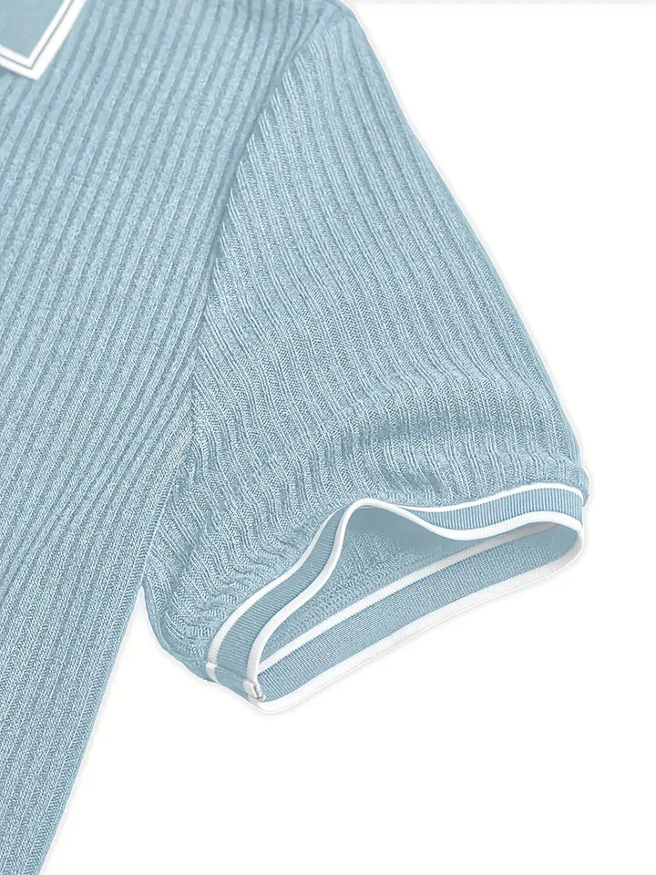 Himmelblaues Herren Polohemd, elegant, kurzärmlig, ideal für Freizeit & Büro.