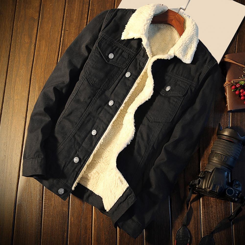 Lässige Herren Winterjacke mit wärmendem Futter. Stilvolle Truckerjacke für Freizeit und Outdoor-Aktivitäten, Kälteschutz.